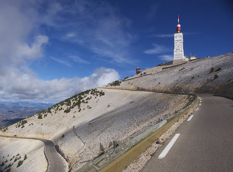 Le sommet du Ventoux, site incontournable des Alpes