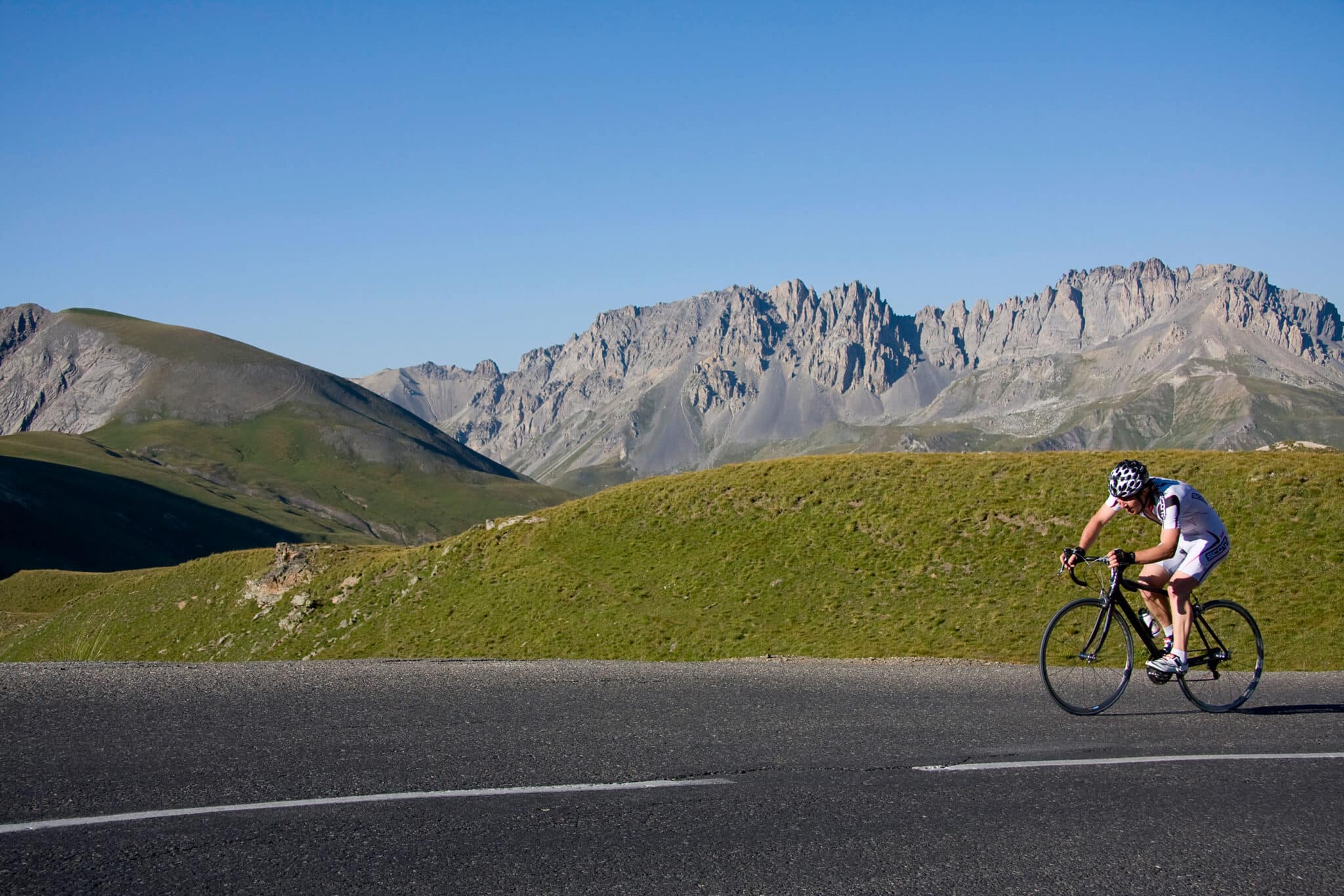 Cycliste sur le col du Galibier côté Savoie