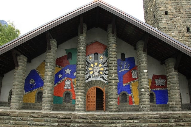 Eglise du Plateau d'Assy et sa façade de Fernand Léger par Cristian Bortes, Flickr