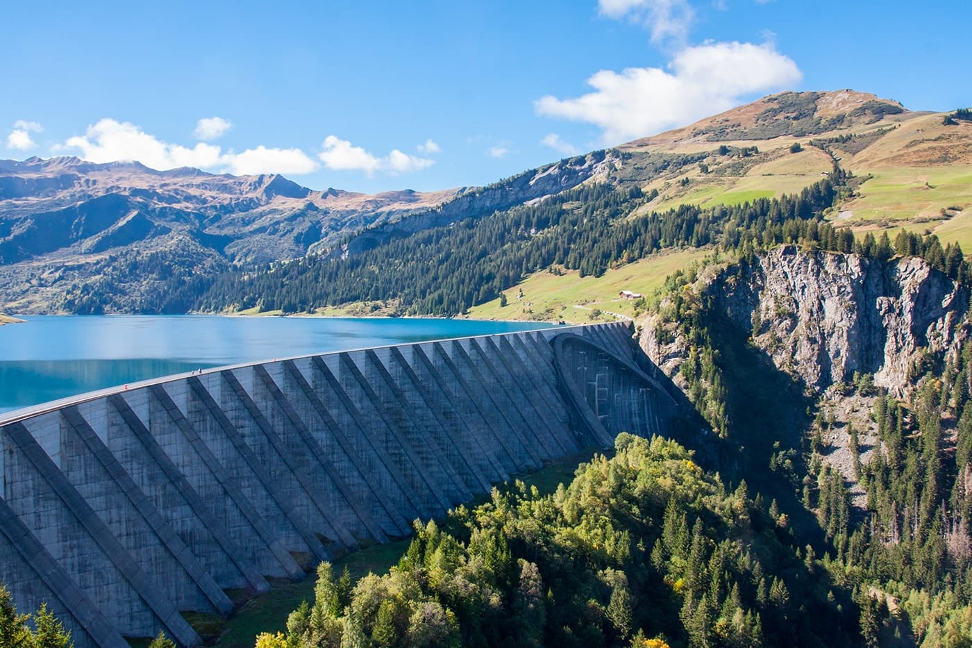 Le beau lac de Roselend, sur la route du Cormet de Roselend