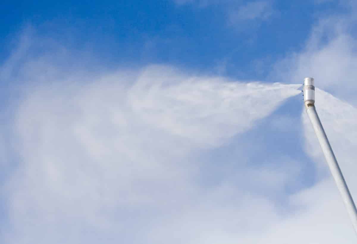 Canon à neige produisant de la neige artificielle avant la saison de ski