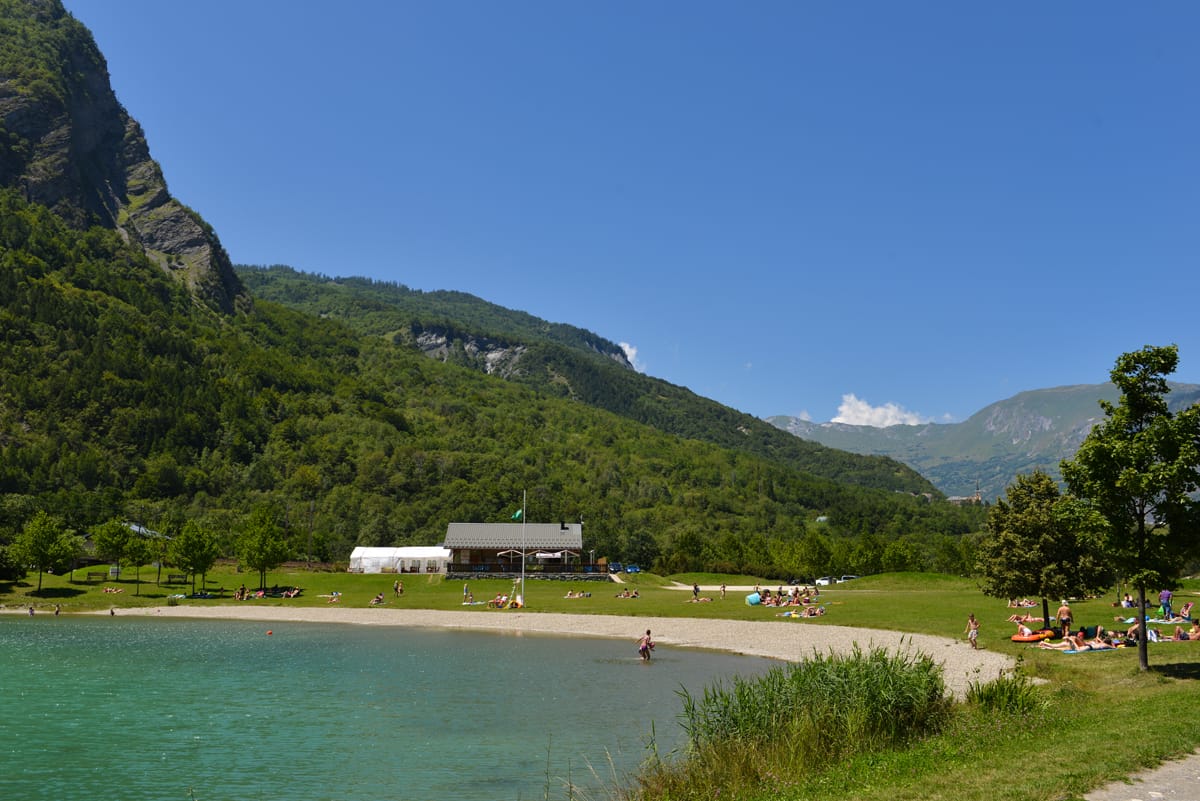 Plage du plan d'eau des Oudins en Maurienne par © Pierre Dompnier