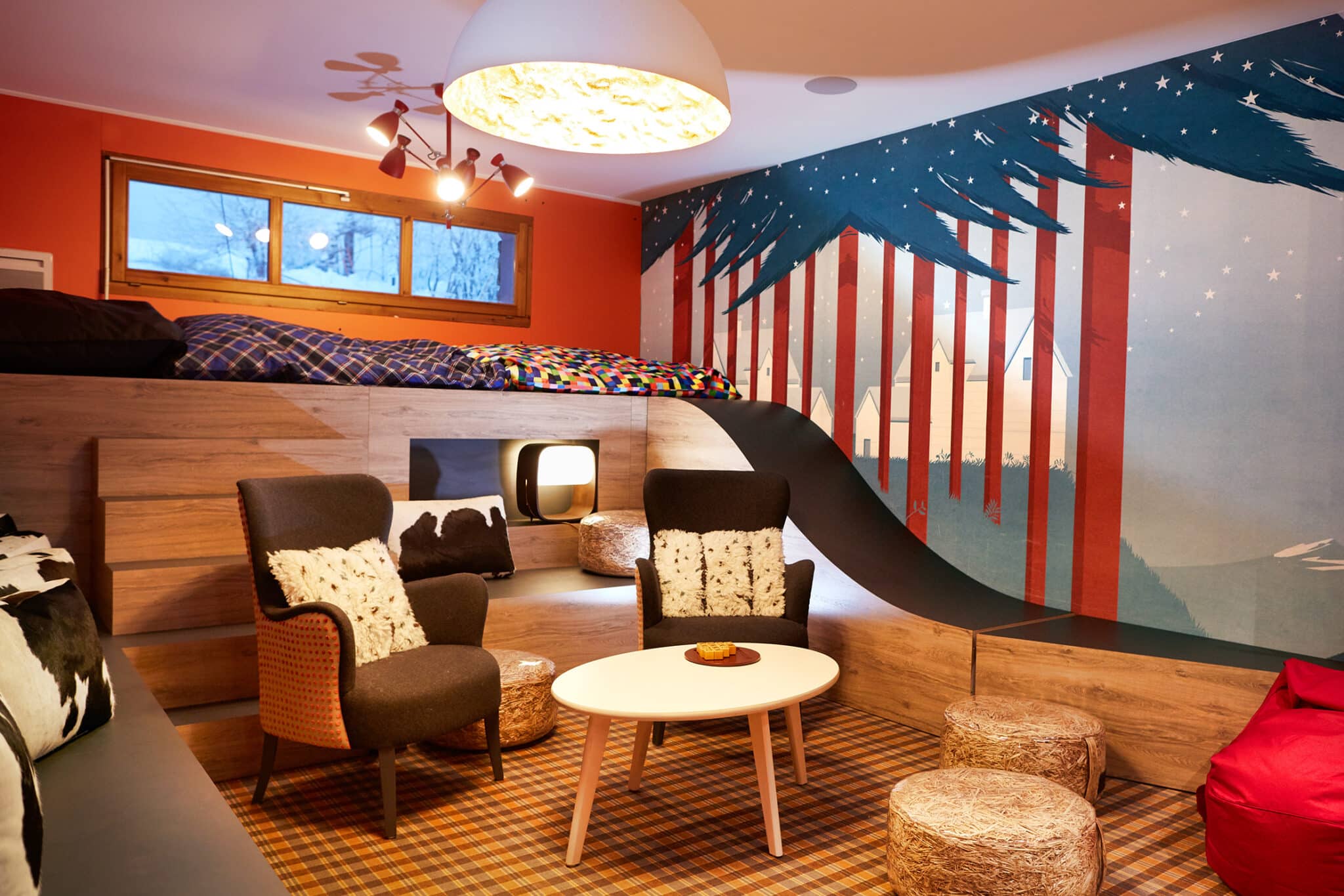 Intérieur coloré de l'Hostel d'Oz en Oisans