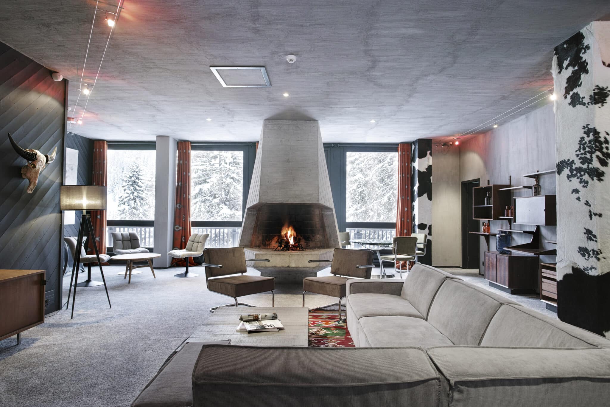 Salon et cheminée signée Marcel Breuer de l'hôtel Totem à Flaine