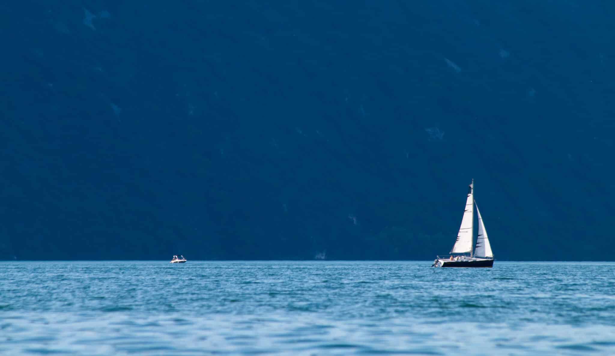 Voilier sur le lac du Bourget