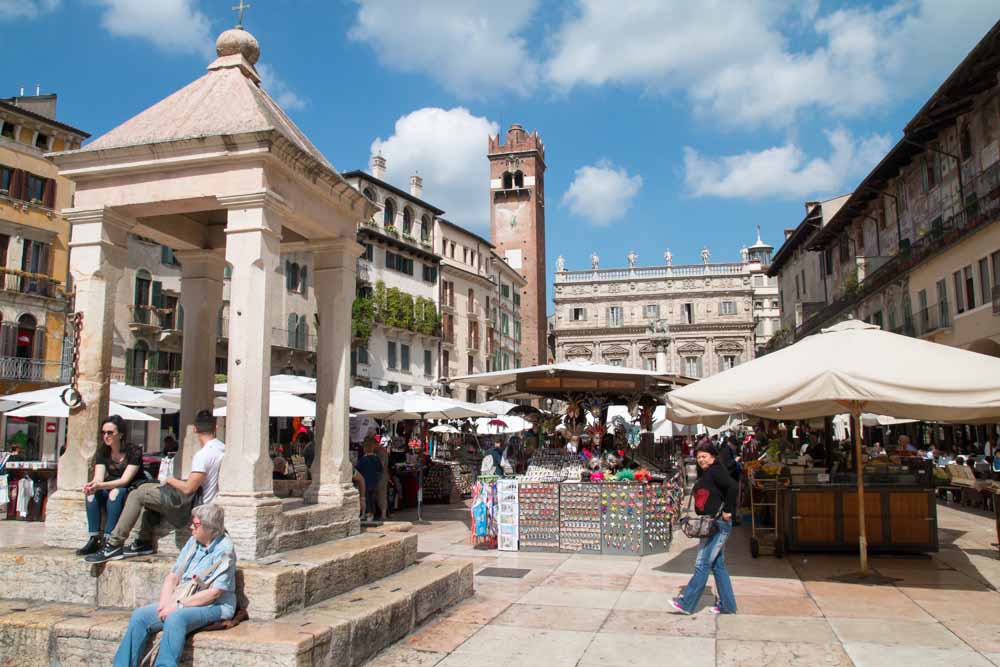 Maisons peintes de la Piazza del Erbe à Vérone.