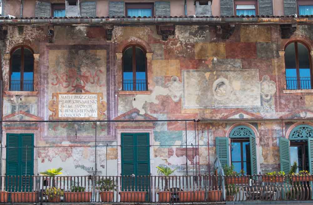 Maisons peintes de la Piazza del Erbe à Vérone.
