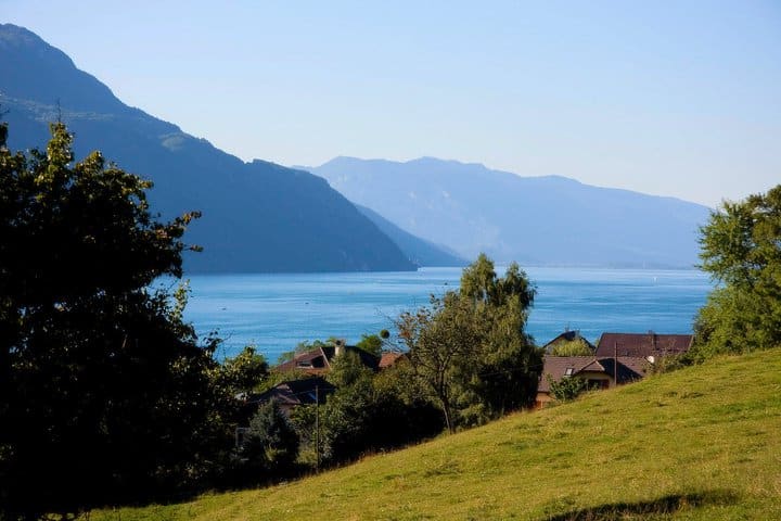 Le lac du Bourget avec au fond le jura