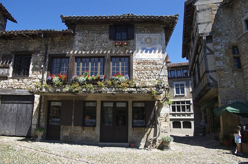Village de Pérouges, étape idéal sur la route des stations