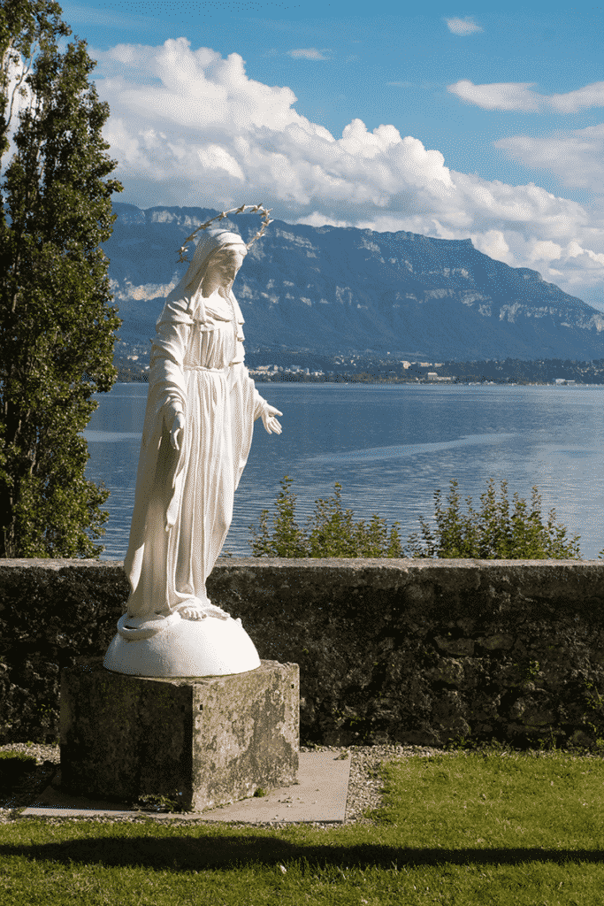 statue