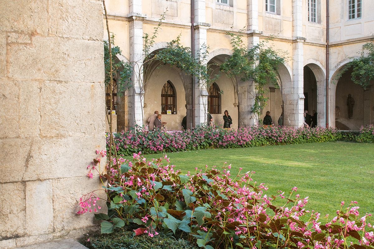 Cloitre fleuri de l'Abbaye d'Hautecombe