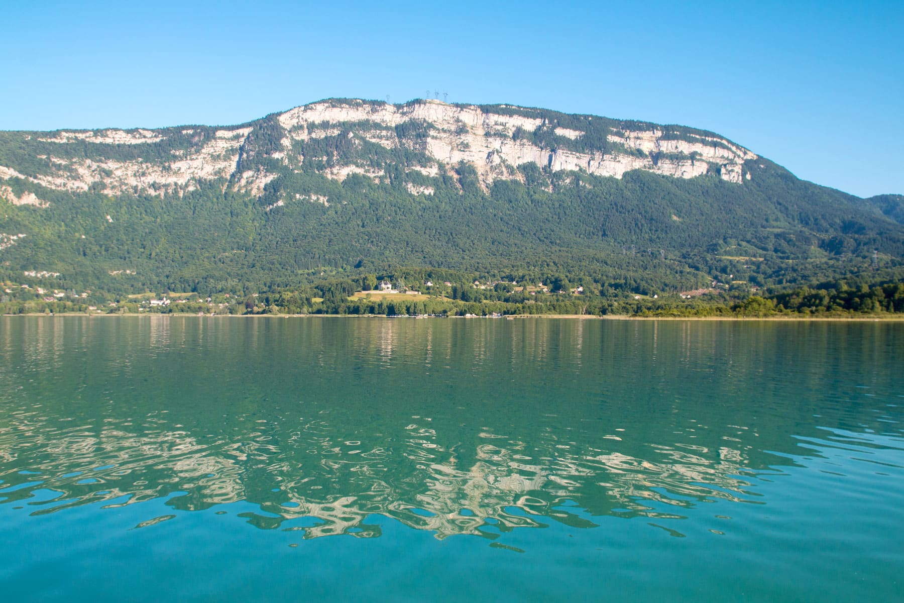 Le lac d'Aiguebelette depuis la plage du Sougey