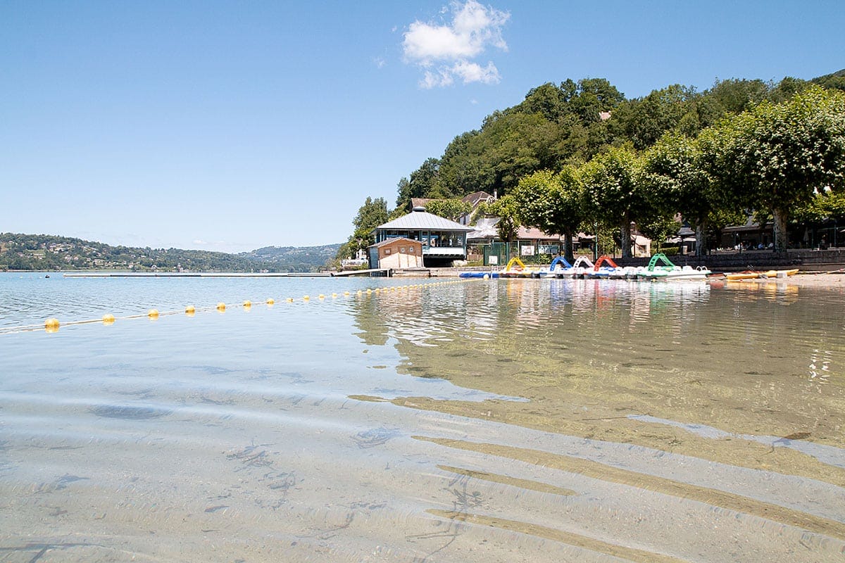 Zone de plage, restaurants et locations d'embarcations