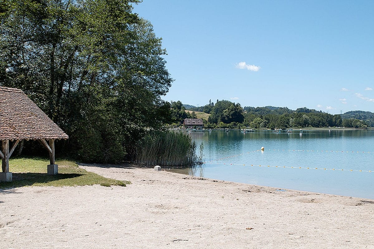 la plage d'Aiguebelette le lac