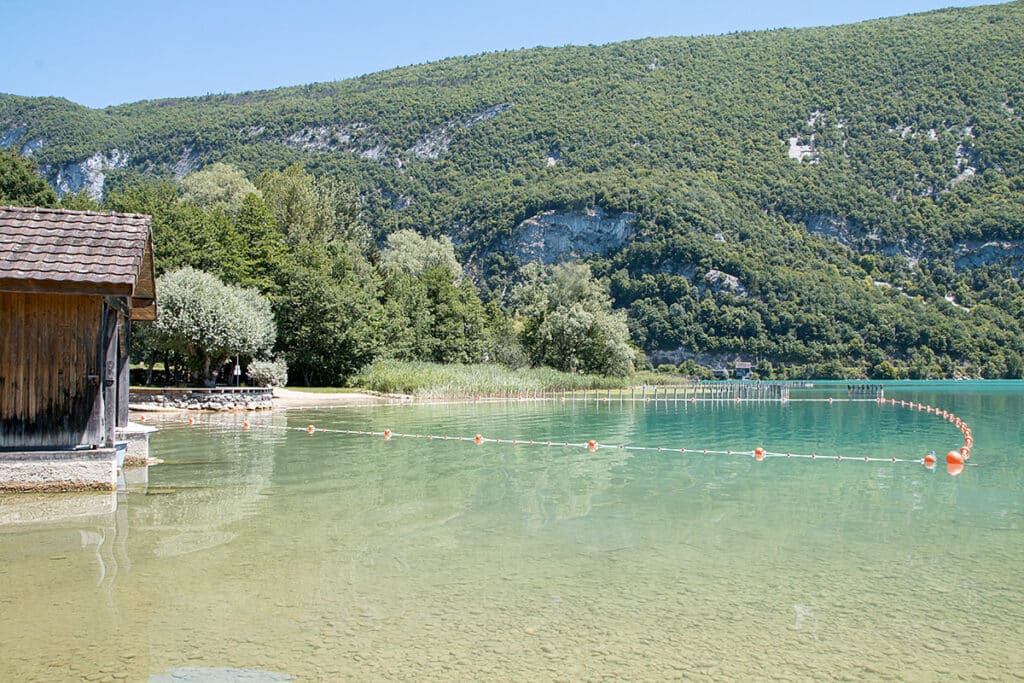 Le lac d'Aiguebelette est spot rafraichissant proche de Grenoble