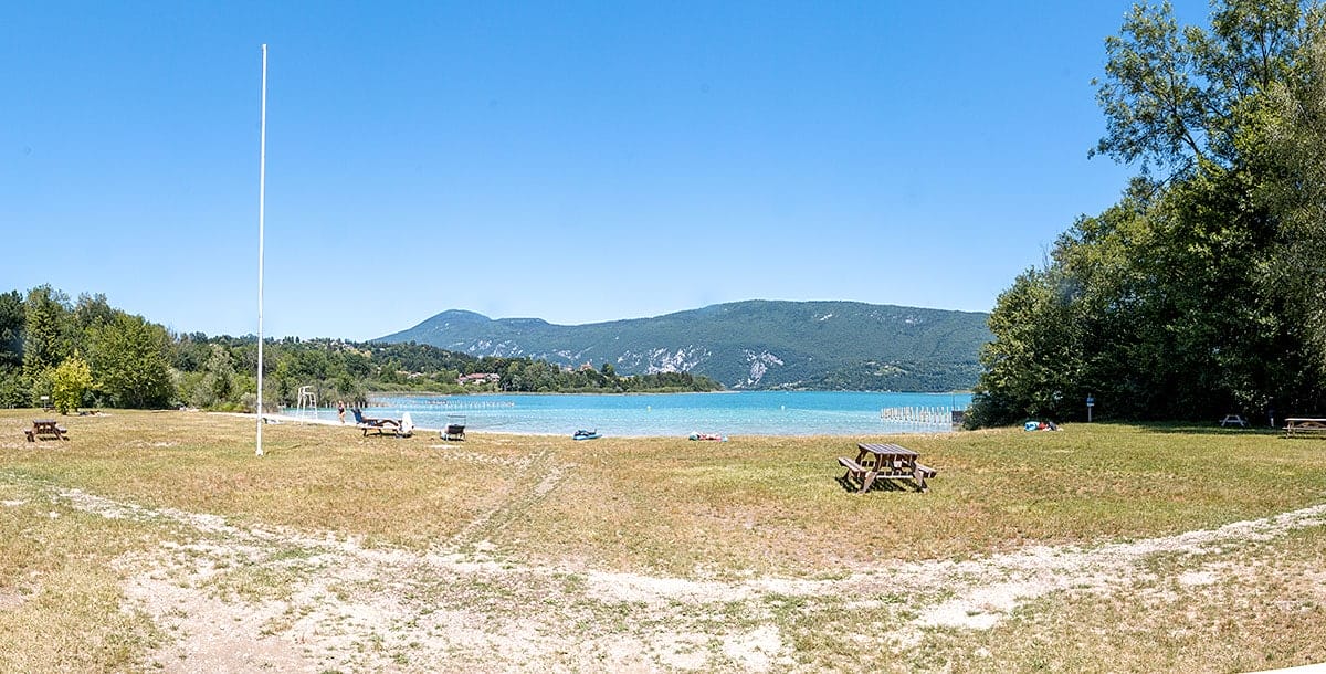 Panoramique de la zone de baignade de la plage de Lépin-le-Lac