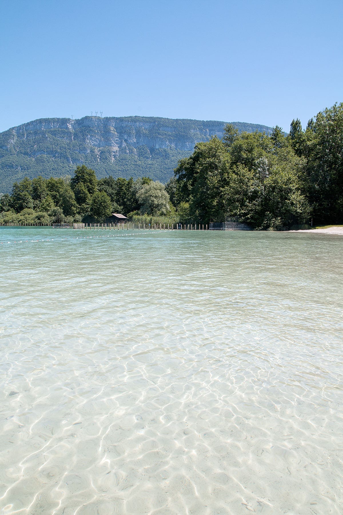 Ici, le lac d'Aiguebelette a des airs de lagon