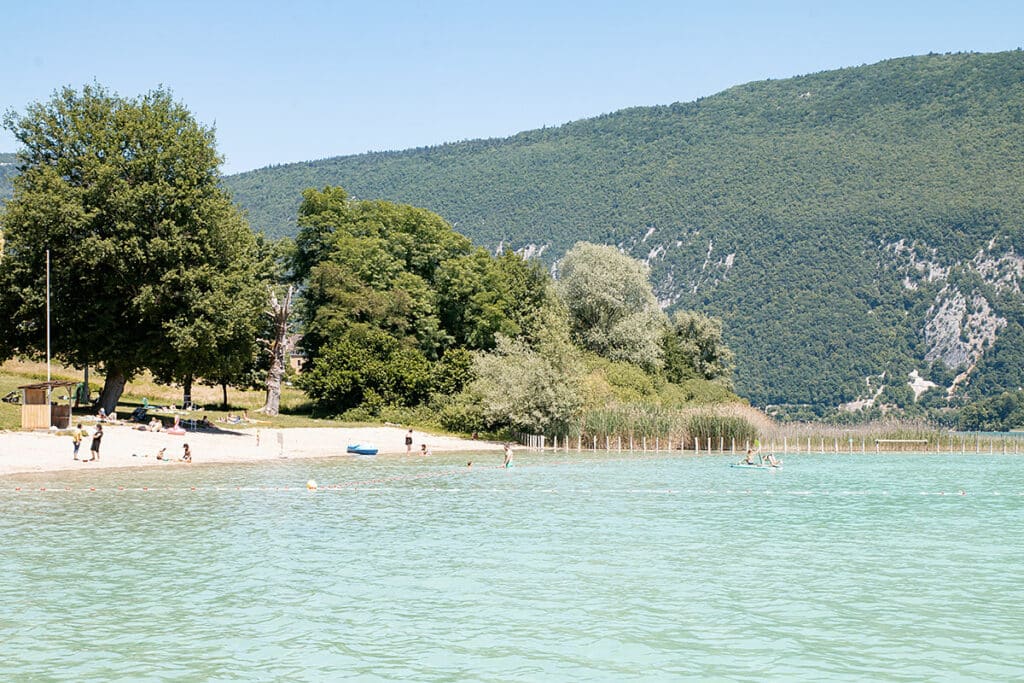 Plage du lac d'Aiguebelette en juin