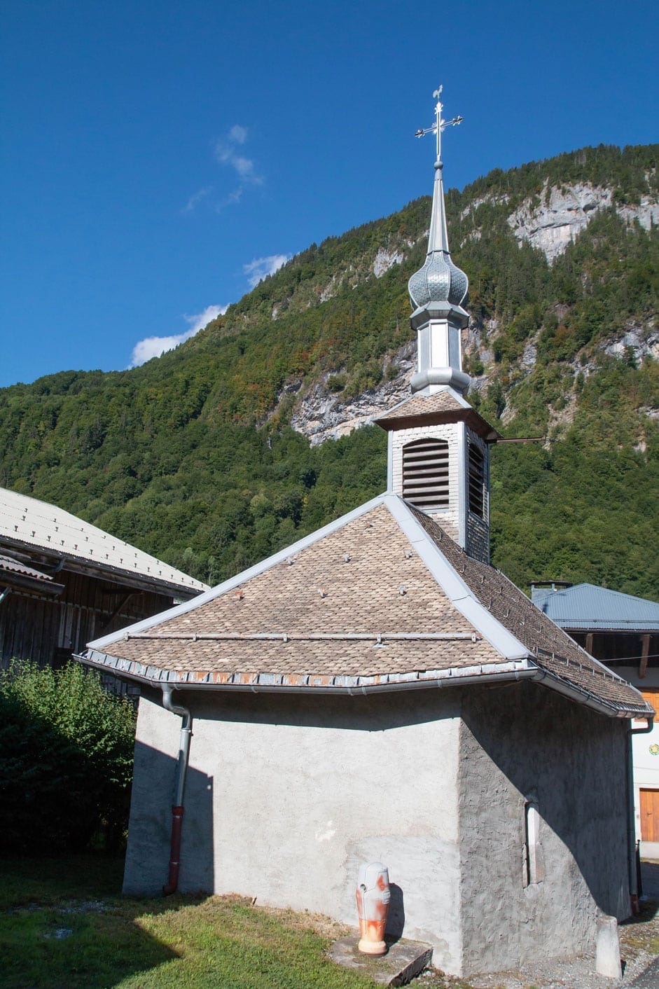 Chapelle au coeur du village de Six Fer à Cheval