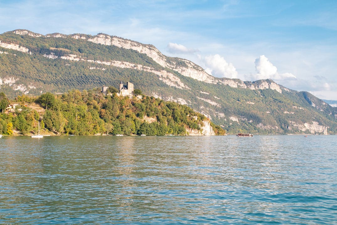 On peut découvrir la zone palafitique de Châtillon en stand up paddle au lac du Bourget