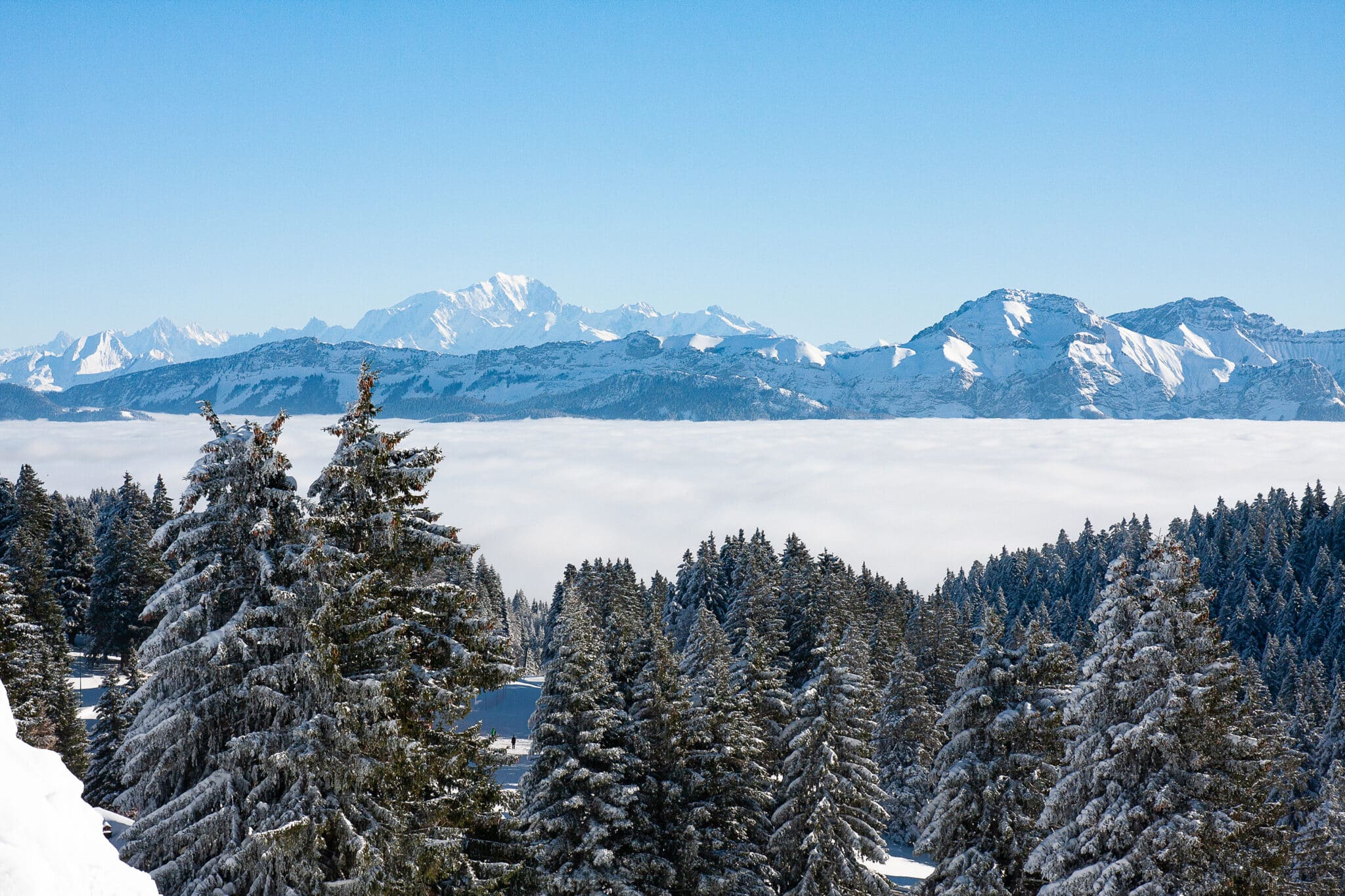 Vue sur le mont Blanc depuis le Semnoz en hiver