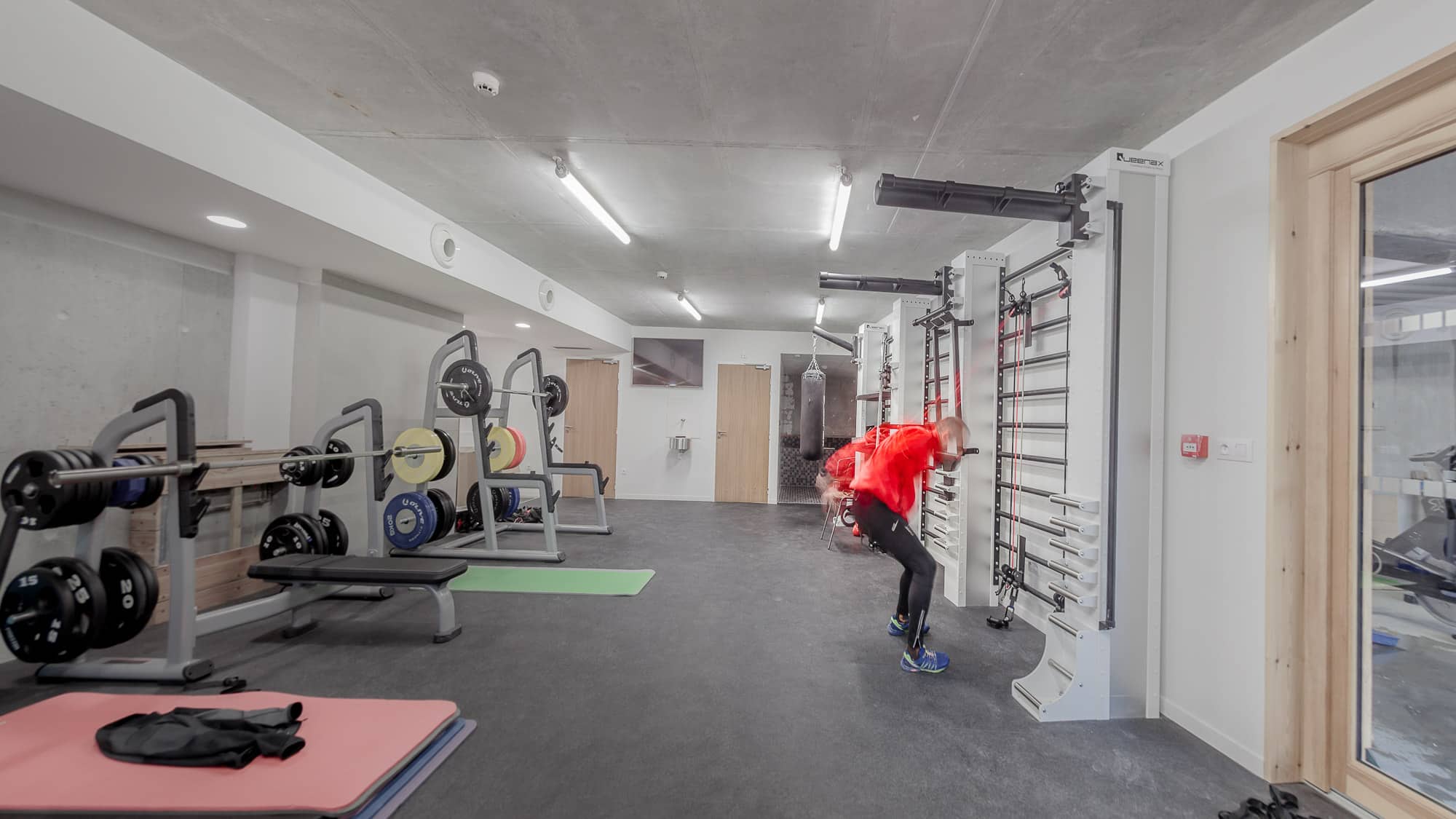 Salle de sport de Ze Camp, l'hôtel de Loïs et Marie Dorin Habert