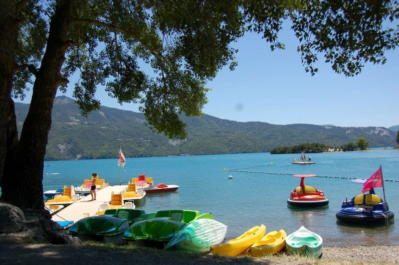 On peut faire du stand up paddle un peu partout sur le lac de Serre Ponçon