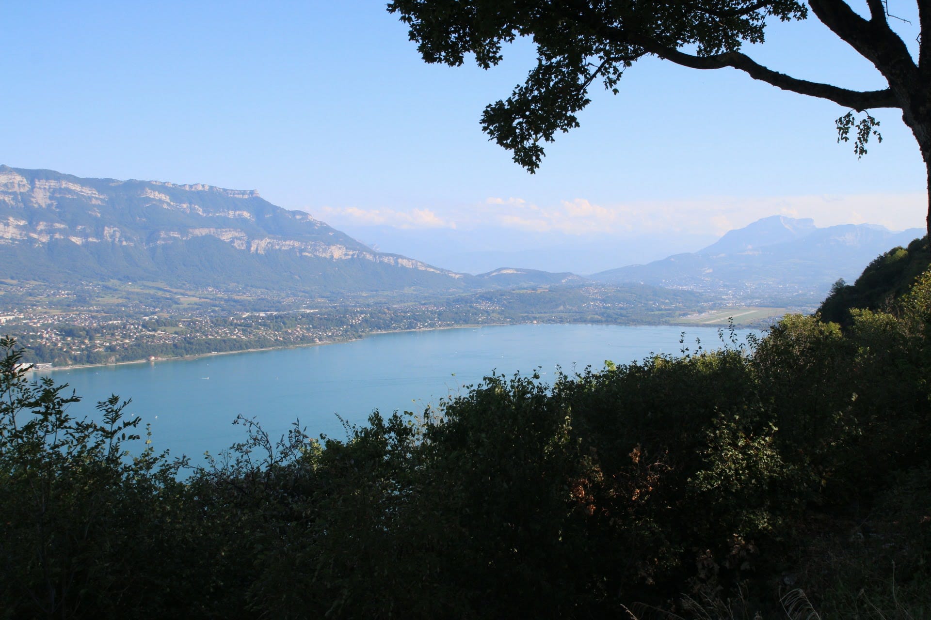 Vue sur le lac du Bourget et sur Chambéry