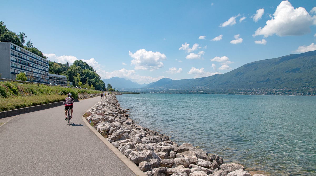 La piste cyclable des bords du lac entre Aix-les-Bains et le Bourget-du-Lac