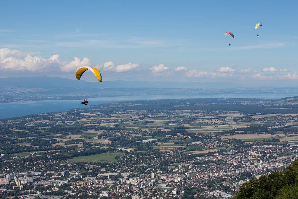 Parapentes proche du téléphérique du Mont Salève par CarolienC, licence CC BY-NC-ND 2.0