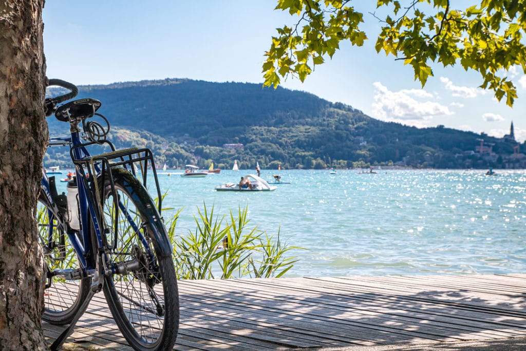 Les rives du lac d'Annecy se trouve à environ une heure de Chamonix