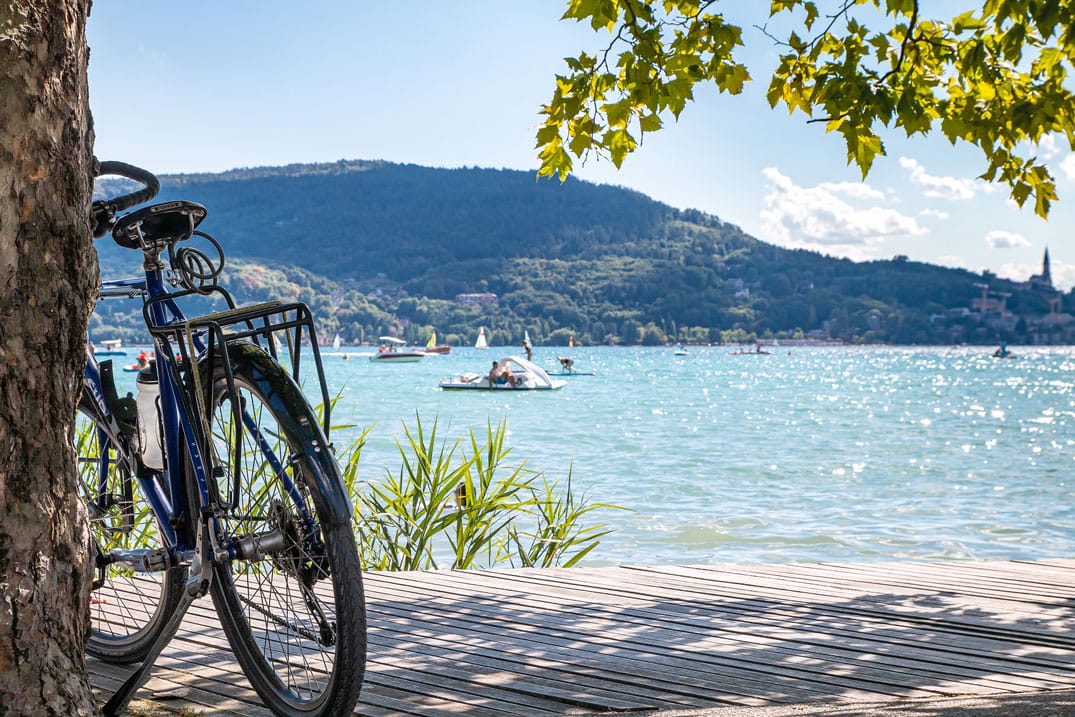 Vélo au bord du lac d'Annecy