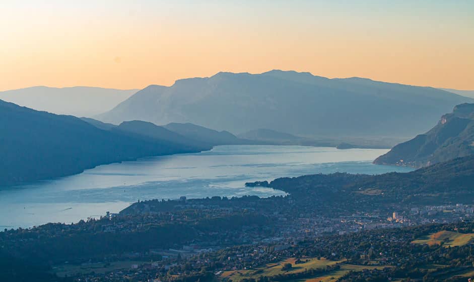 Le lac du Bourget et le Grand Colombier, dernier chaînon du Jura