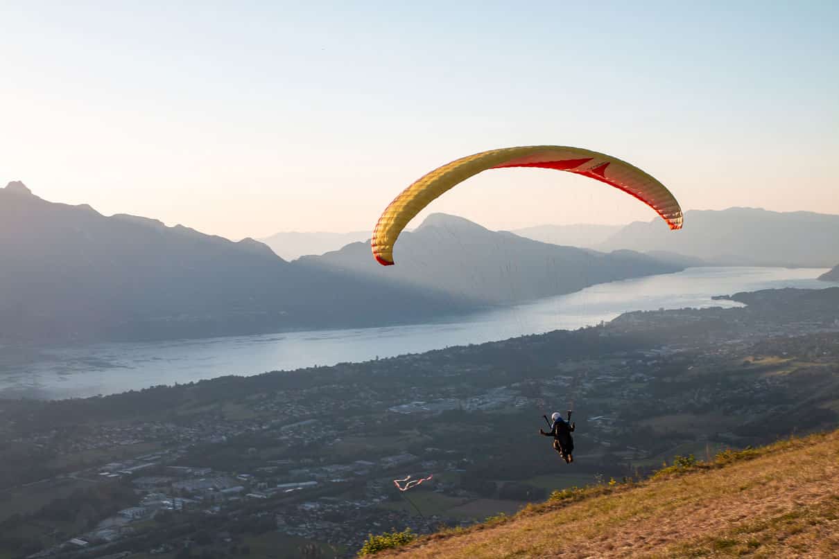Parapente décollant face au lac du Bourget