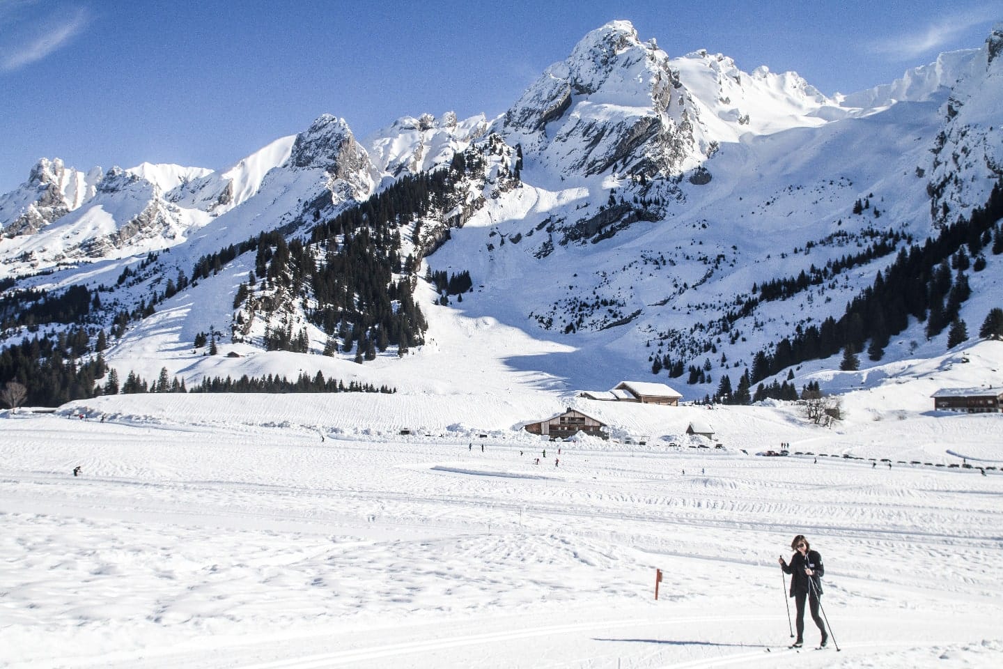 Skieur sur les pistes de ski des Confins à La Clusaz