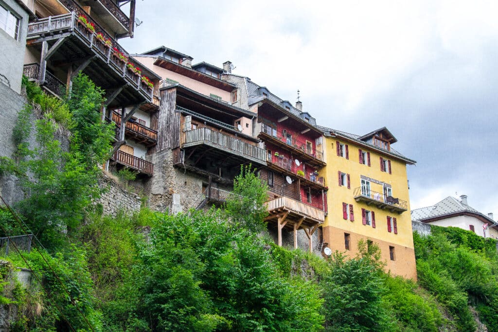 Les maison colorées de Flumet dans le Val d'Arly