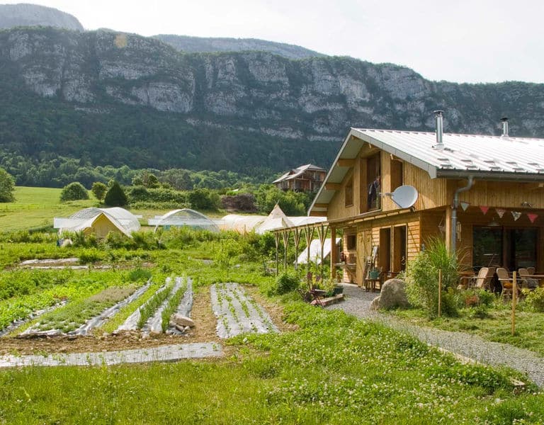 Camping à la ferme dans les Alpes au lac d'Annecy