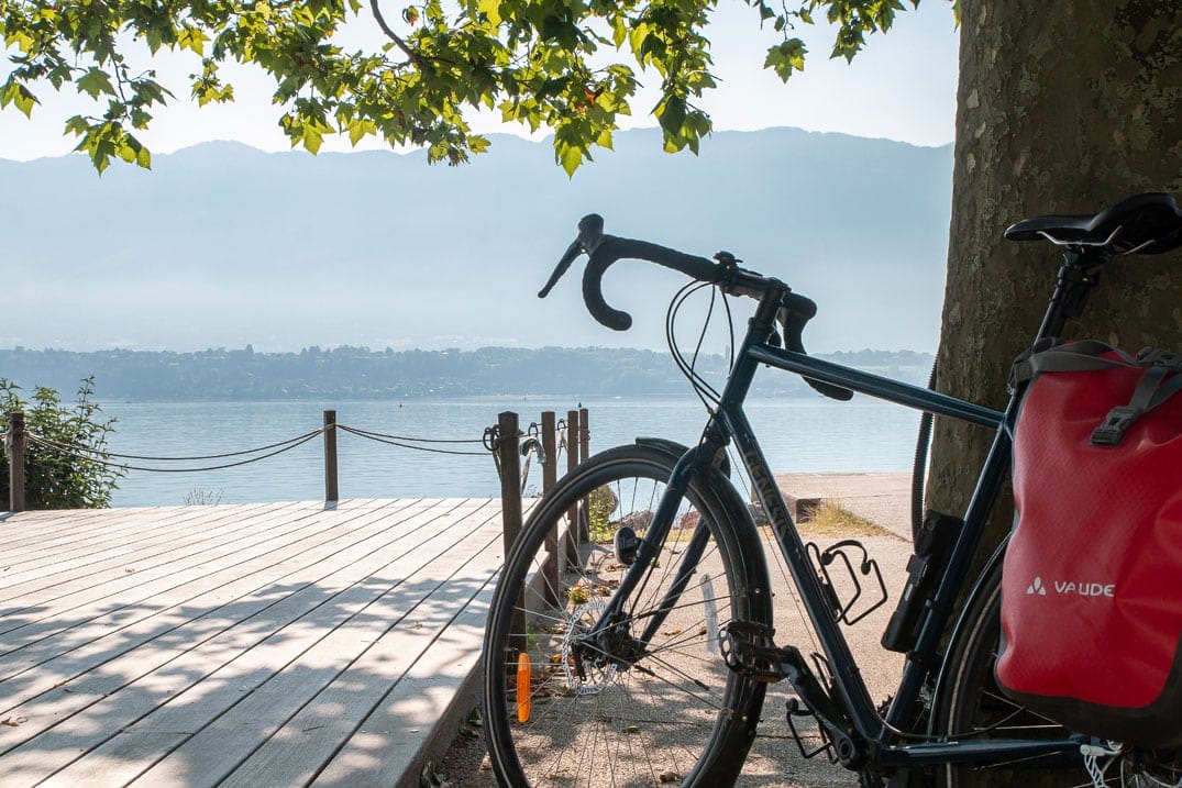Vélo sur les bords du lac du Bourget lors du tour du lac