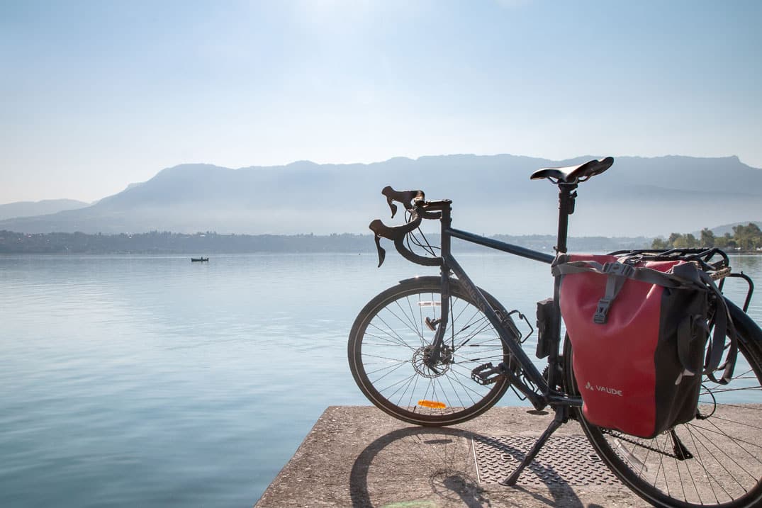 Vélo de voyage sur les rives du lac du Bourget