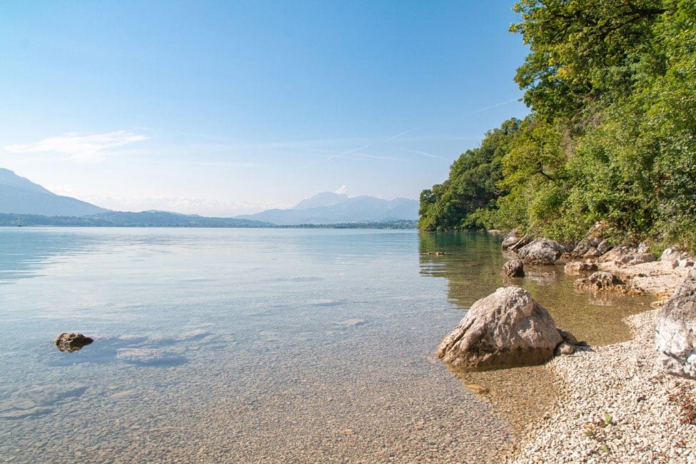 La plage de Lamartine est une destination idéale en stand up paddle.