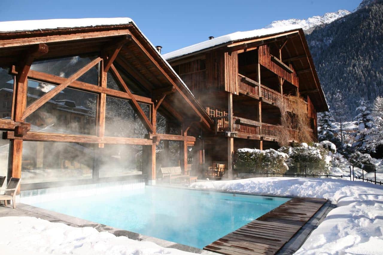 La belle piscine extérieure du hameau Albert Premier à Chamonix