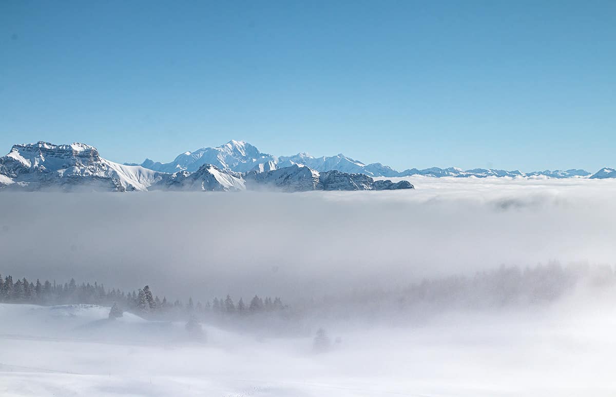 Vue sur le Mont Blanc et la mer de nuages depuis le Semnoz