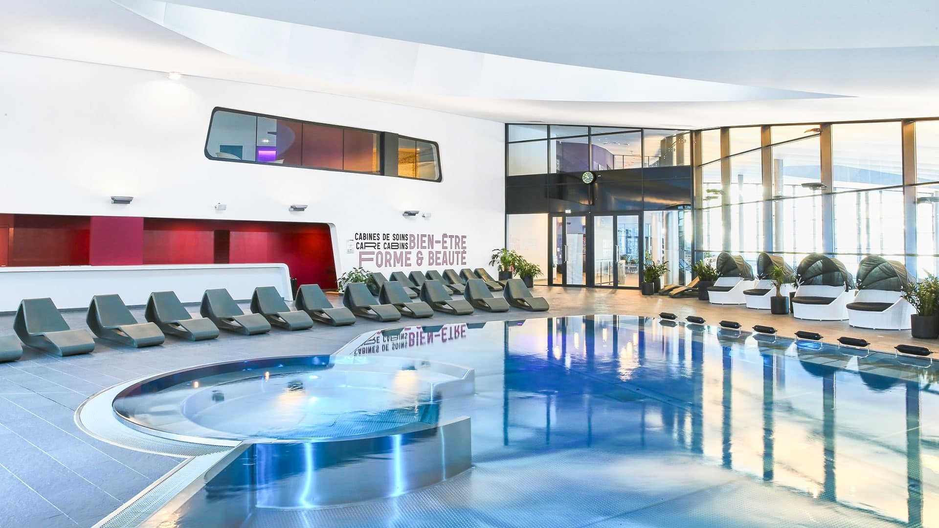 La piscine du centre aquatique de Courchevel, reliée à l’Écrin Blanc