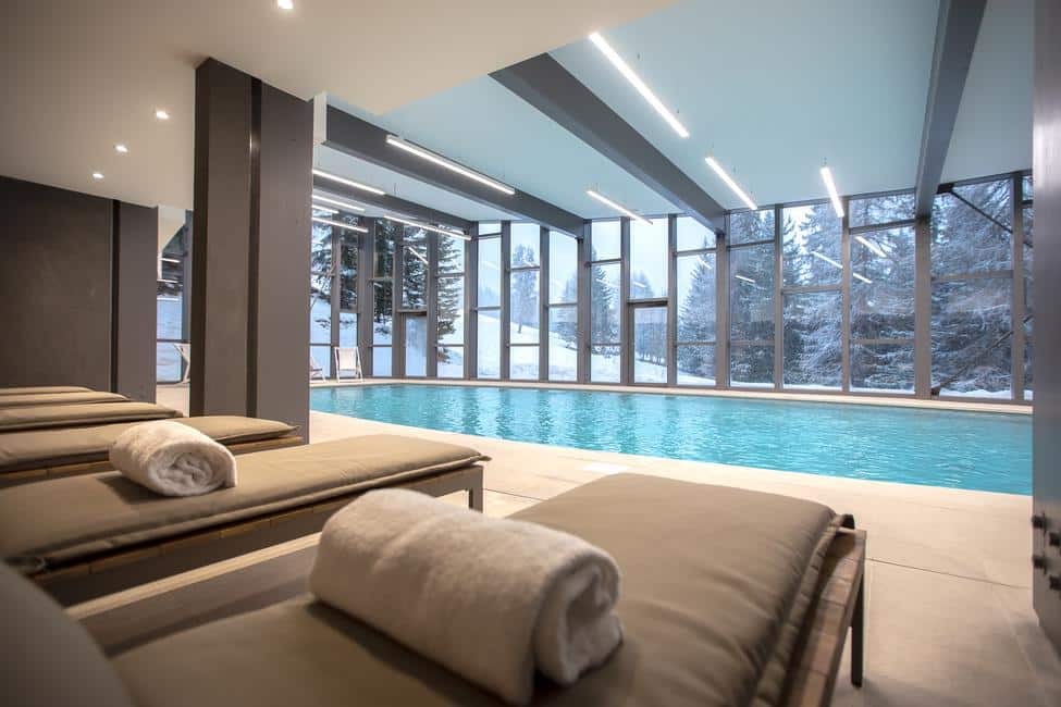 Piscine ouverte sur le paysage du Mercure d'Arc 1800