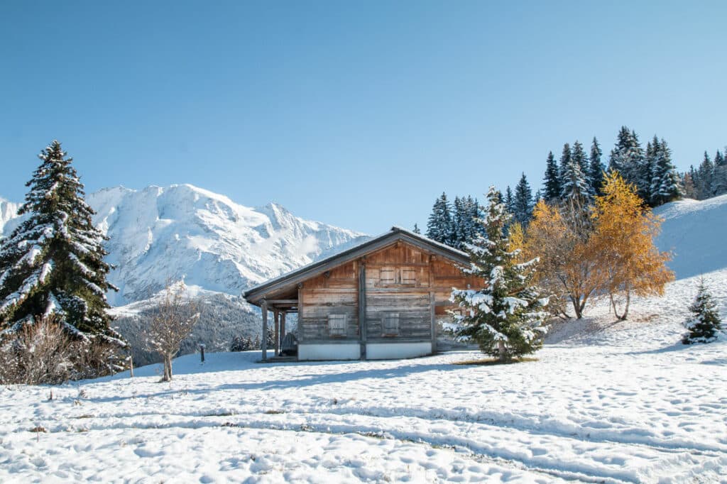 Chalet enneigé au printemps à Saint Gervais