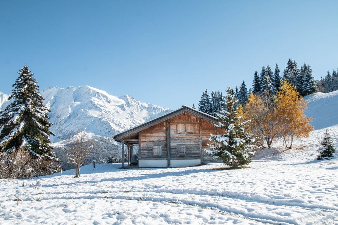 Chalet enneigé au printemps à Saint Gervais
