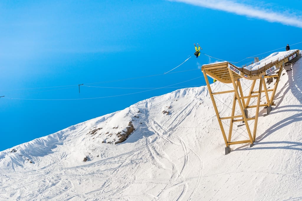Saut à l’élastique à skis