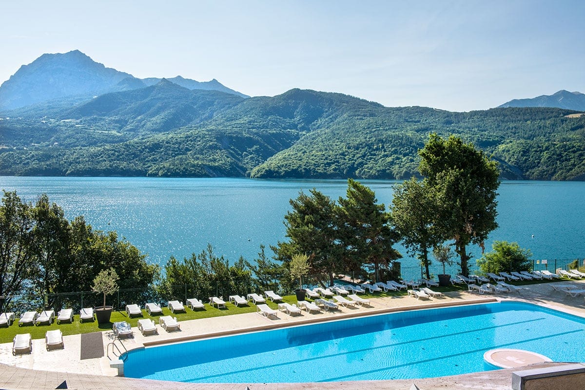 Piscine avec vue lac à Chorges