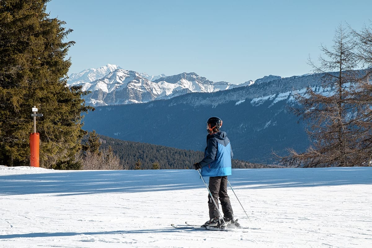 Skieur et piste de ski