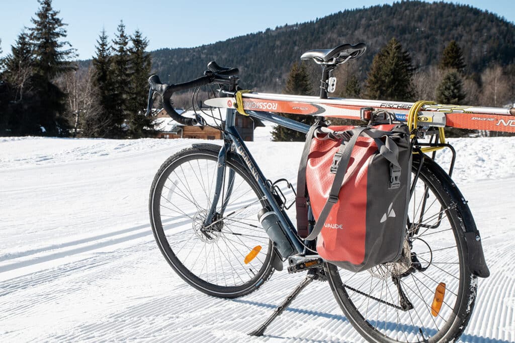 Accrocher ses skis de fond à un vélo